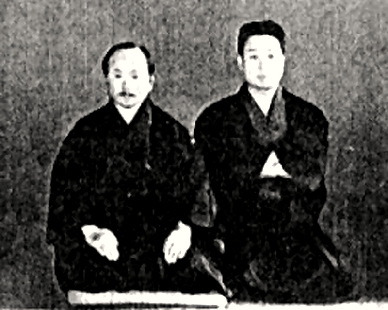 El Maestro Gichin Funakoshi (izq.) con su asistente Takeshi Shimoda (der.) - Foto Restaurada