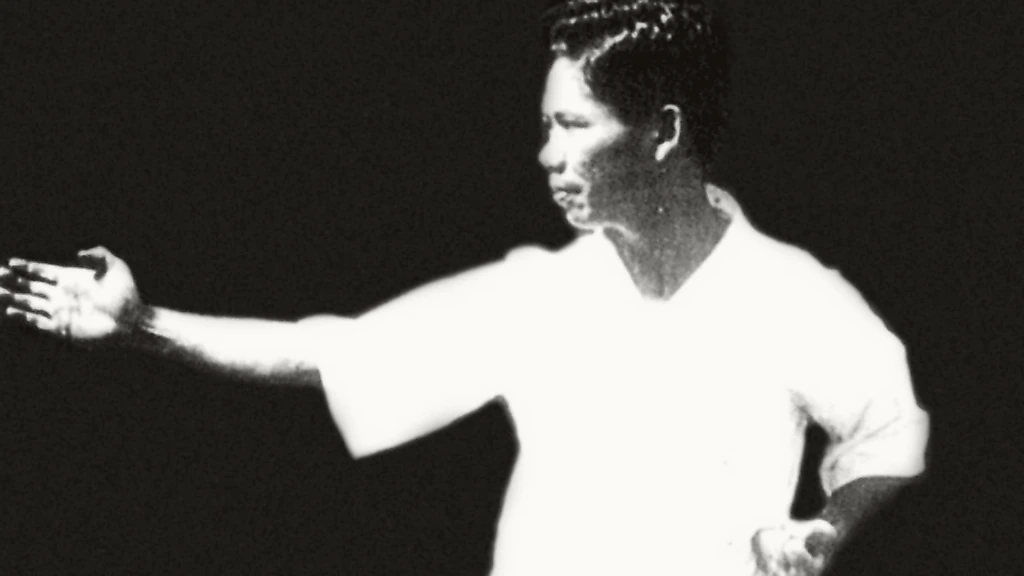 Master Yoshitaka Funakoshi shuto knife-hand posture